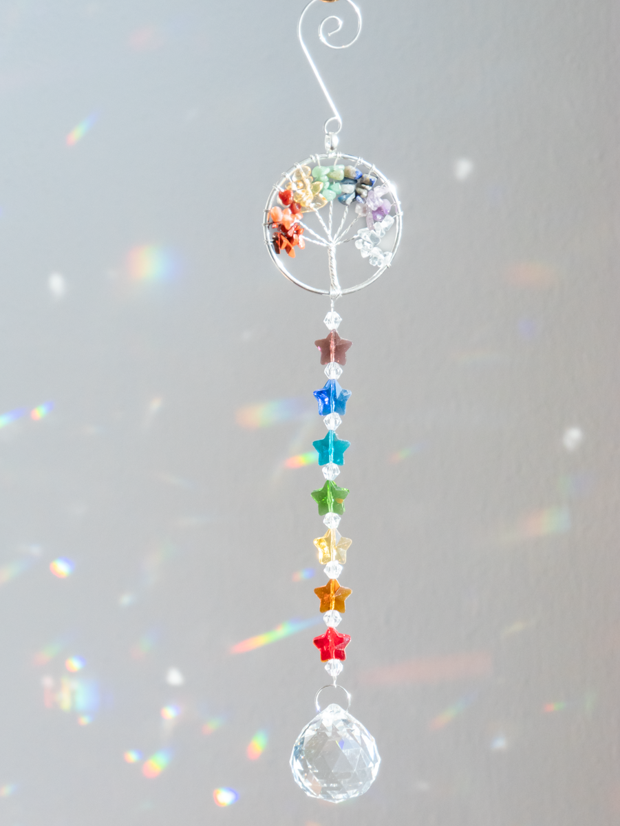 Raamhanger met feng shui kristal, kleuren van de chakra's en levensboom edelstenen