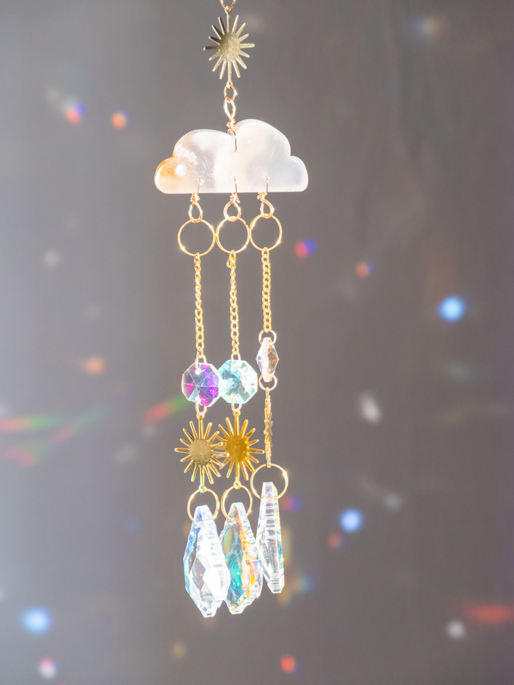 Raamhanger wolkje bloemagaat met kristallen