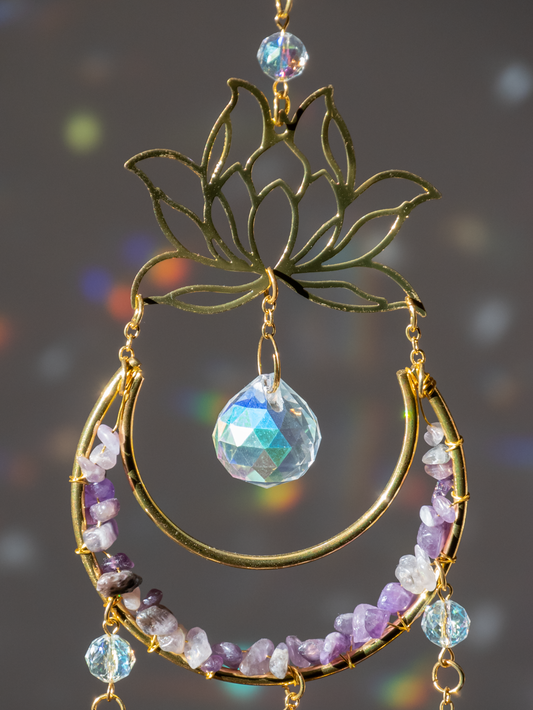 Amethist maanhanger met lotusbloem en raamkristal raamkristal