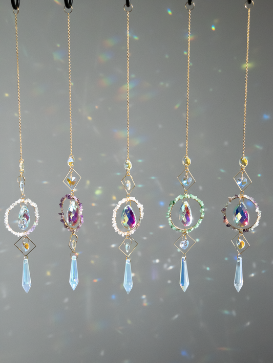 Raamhanger met edelsteentjes, bergkristal, amethist, rozenkwarts, aventurijn, fluoriet