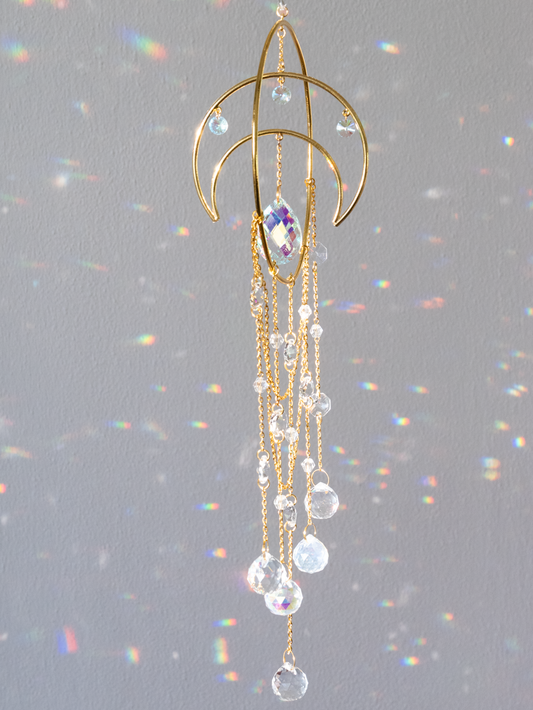 Raamhanger met maan en kristallen