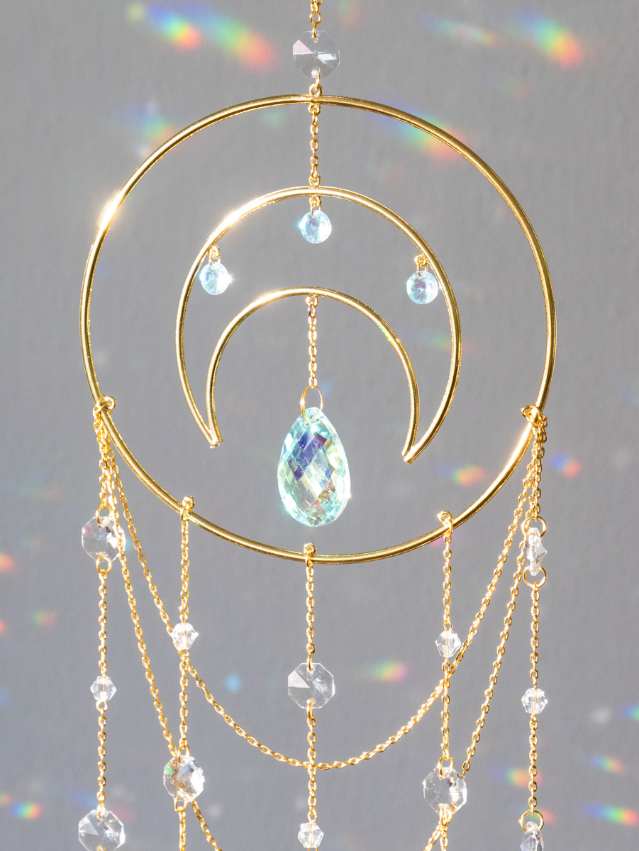 Leuke raamhanger met veel kristallen en maan